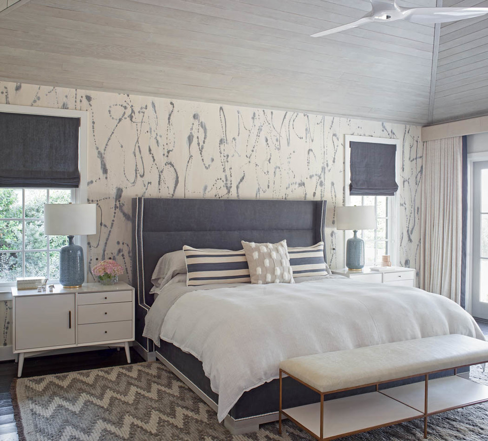 アトランタにある広いトランジショナルスタイルのおしゃれな主寝室 (マルチカラーの壁、濃色無垢フローリング、暖炉なし、茶色い床、グレーとブラウン)