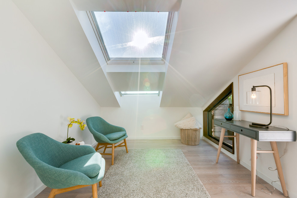 Foto de dormitorio principal escandinavo grande sin chimenea con paredes blancas y suelo de madera clara