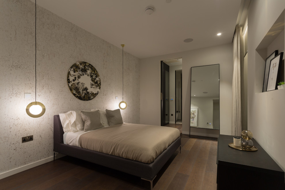 ロンドンにある中くらいなコンテンポラリースタイルのおしゃれな客用寝室 (白い壁、無垢フローリング、グレーとブラウン)