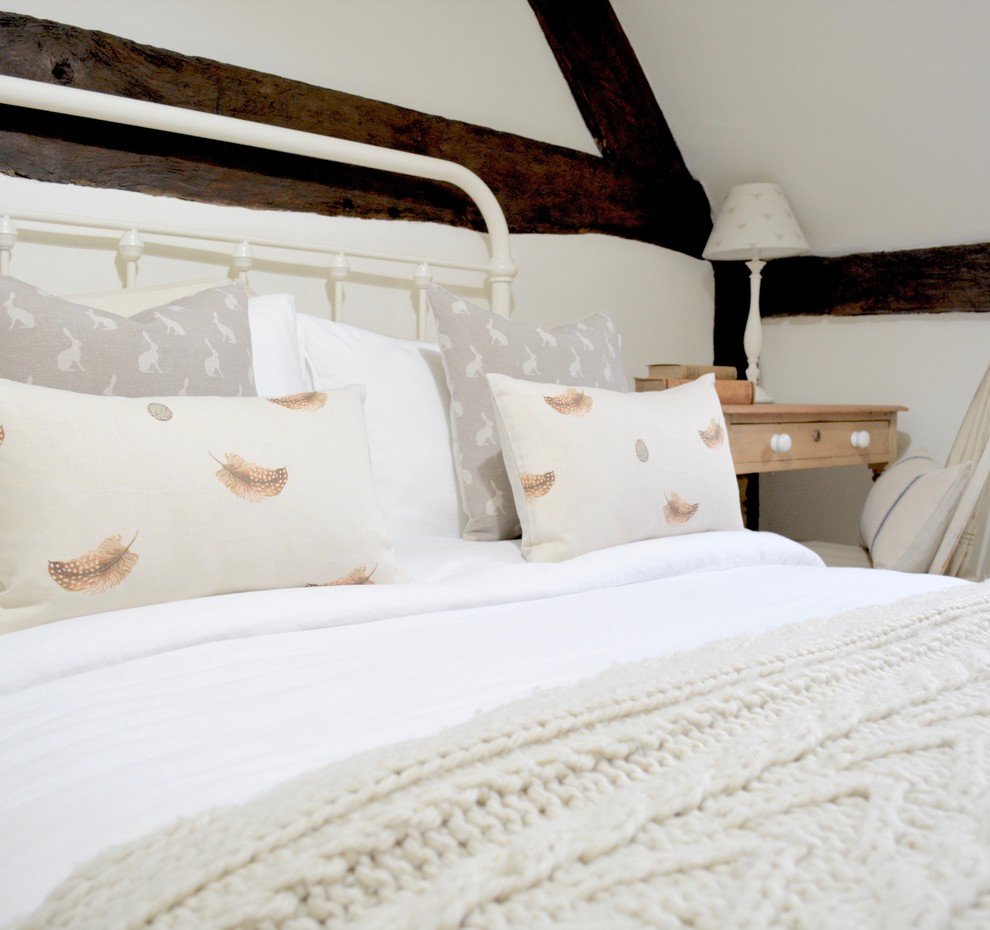 Immagine di una piccola camera degli ospiti country con pavimento in legno verniciato