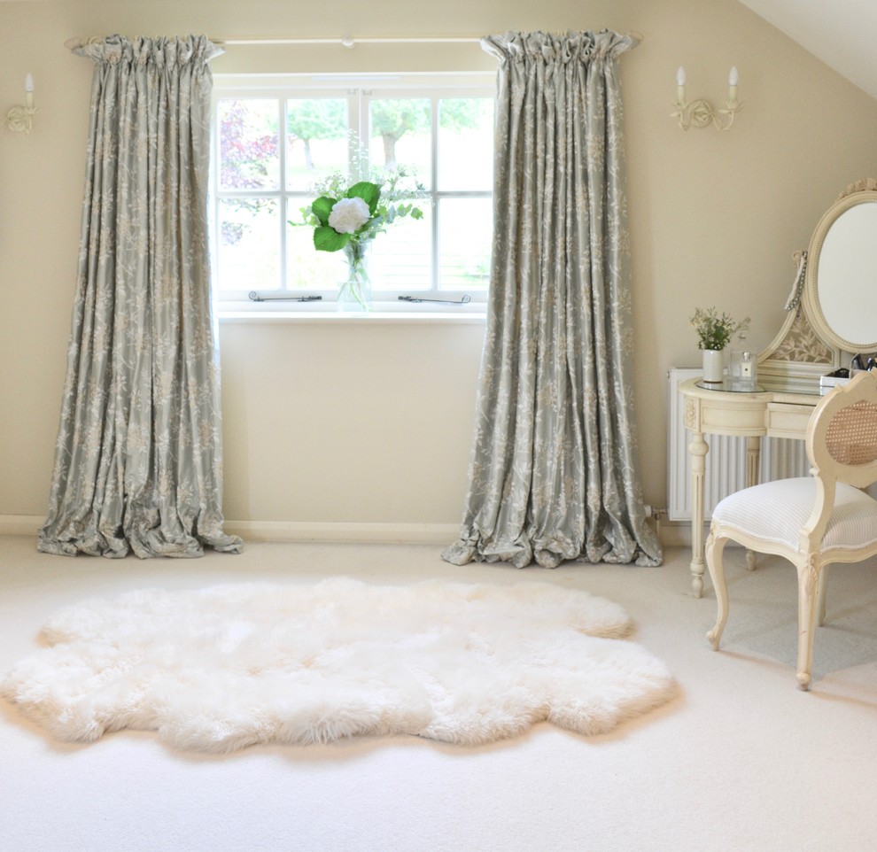 Immagine di una camera matrimoniale chic di medie dimensioni con pareti beige, moquette e pavimento beige