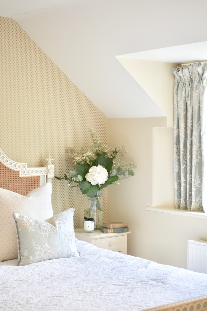 Modelo de dormitorio principal clásico de tamaño medio con paredes beige, moqueta y suelo beige