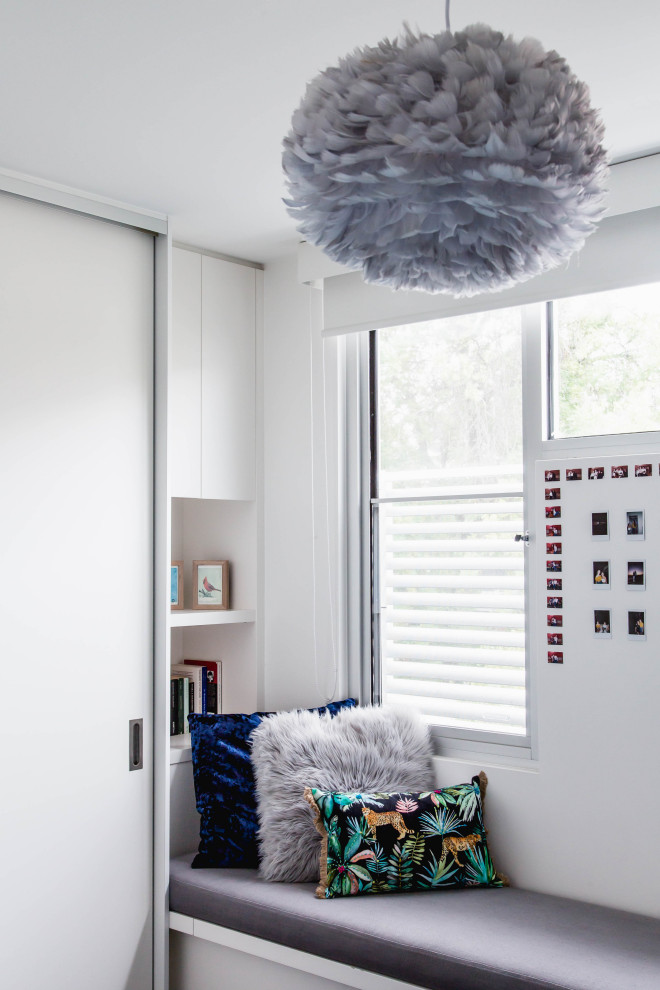 Стильный дизайн: спальня среднего размера в стиле модернизм с белыми стенами, ковровым покрытием и серым полом - последний тренд