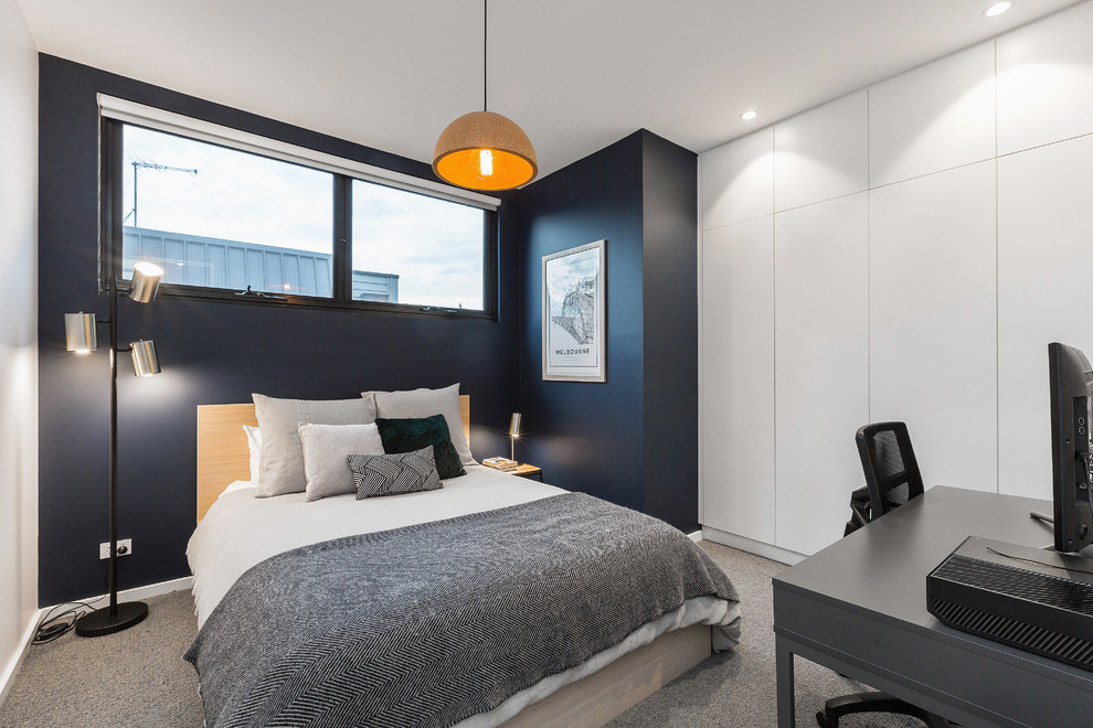 Imagen de habitación de invitados actual de tamaño medio con moqueta y suelo gris