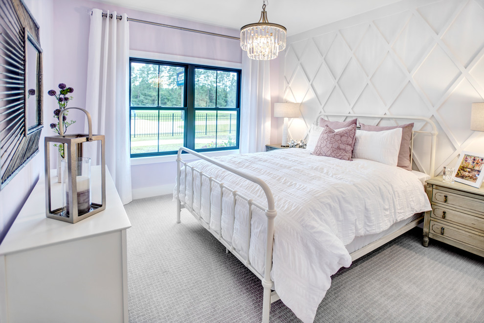 На фото: спальня в стиле кантри с фиолетовыми стенами, ковровым покрытием и серым полом с