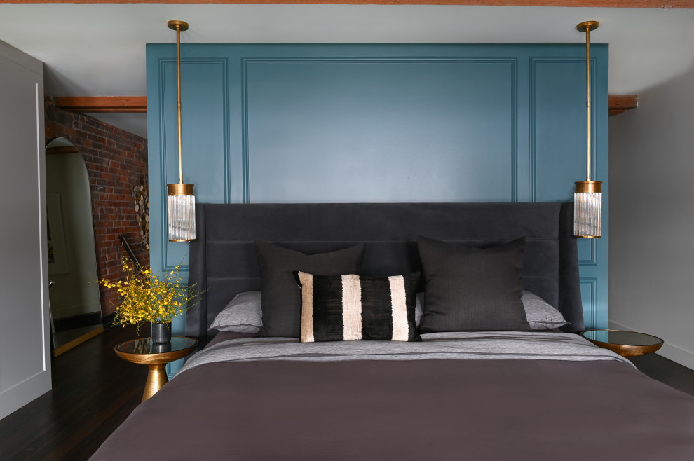 На фото: спальня в стиле неоклассика (современная классика) с панелями на части стены, синими стенами, темным паркетным полом и коричневым полом с