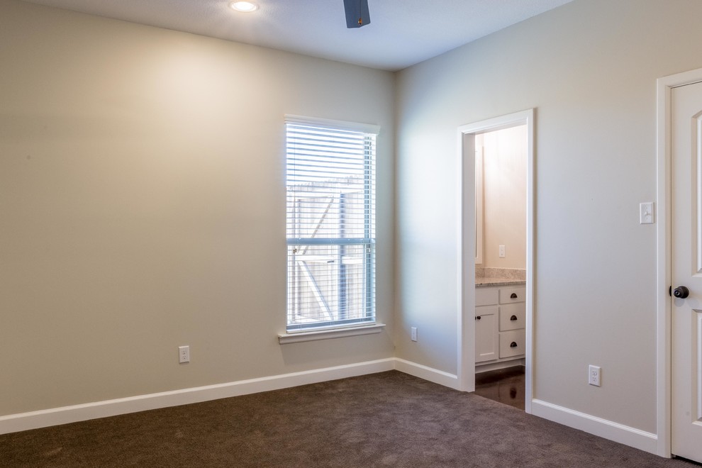 Стильный дизайн: гостевая спальня (комната для гостей), среднего размера в современном стиле с серыми стенами, ковровым покрытием и коричневым полом без камина - последний тренд