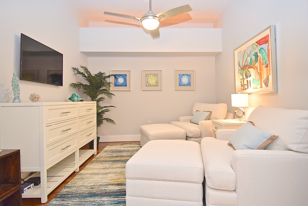 Imagen de habitación de invitados tradicional renovada con paredes grises, moqueta y suelo multicolor