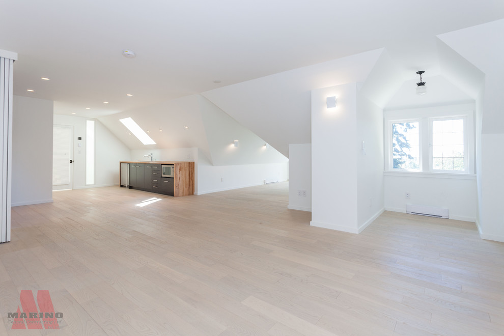 Geräumiges Modernes Schlafzimmer ohne Kamin, im Loft-Style mit weißer Wandfarbe und hellem Holzboden in Vancouver