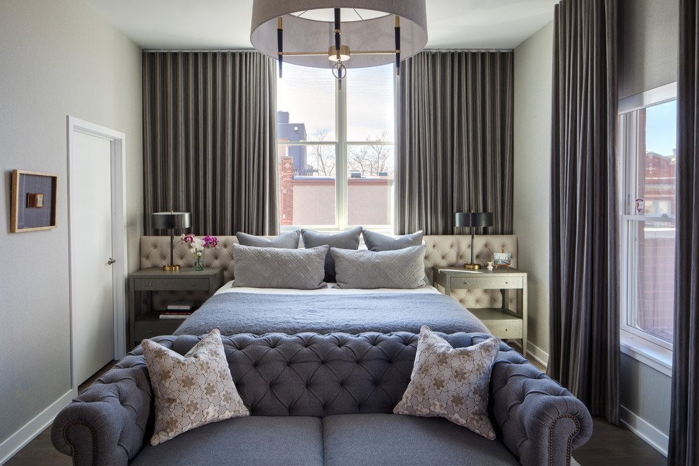 Источник вдохновения для домашнего уюта: хозяйская спальня среднего размера в современном стиле с серыми стенами, светлым паркетным полом и серым полом без камина