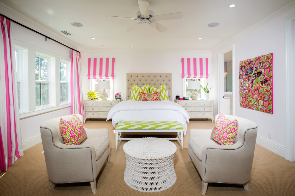 Свежая идея для дизайна: большая гостевая спальня (комната для гостей) в стиле фьюжн с розовыми стенами, ковровым покрытием и коричневым полом без камина - отличное фото интерьера