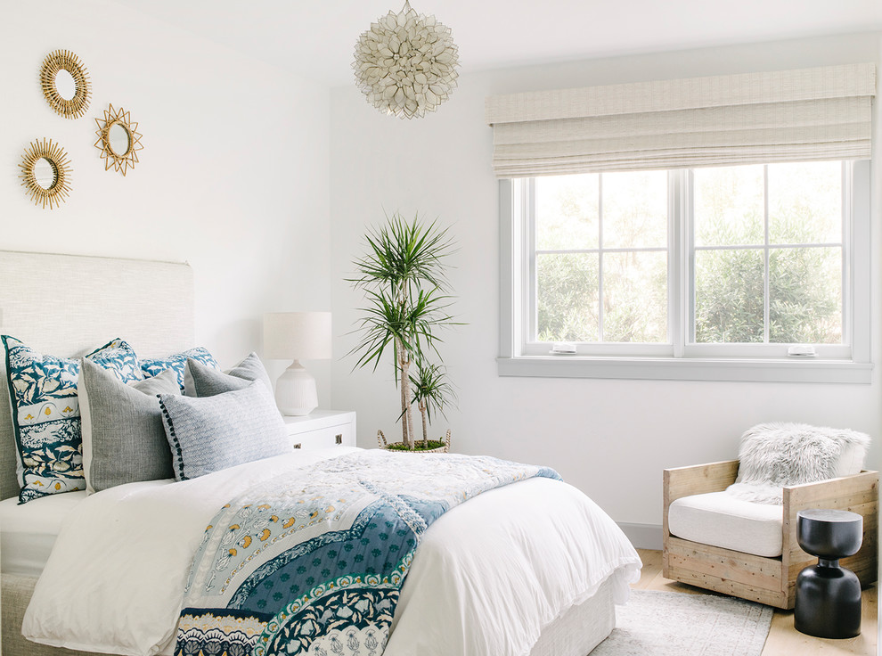 Idee per una camera da letto stile marinaro con pareti bianche e parquet chiaro