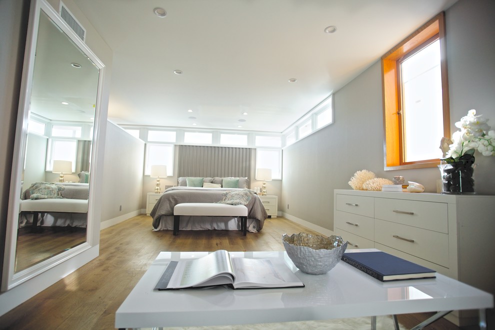 Diseño de dormitorio principal marinero grande con paredes blancas y suelo de madera clara