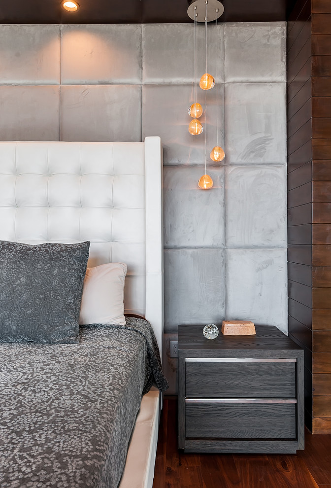 ロサンゼルスにある広いコンテンポラリースタイルのおしゃれな主寝室 (茶色い壁、無垢フローリング、標準型暖炉、木材の暖炉まわり、茶色い床)