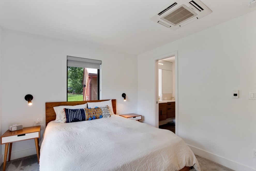 Diseño de dormitorio principal minimalista de tamaño medio sin chimenea con paredes blancas, moqueta y suelo beige