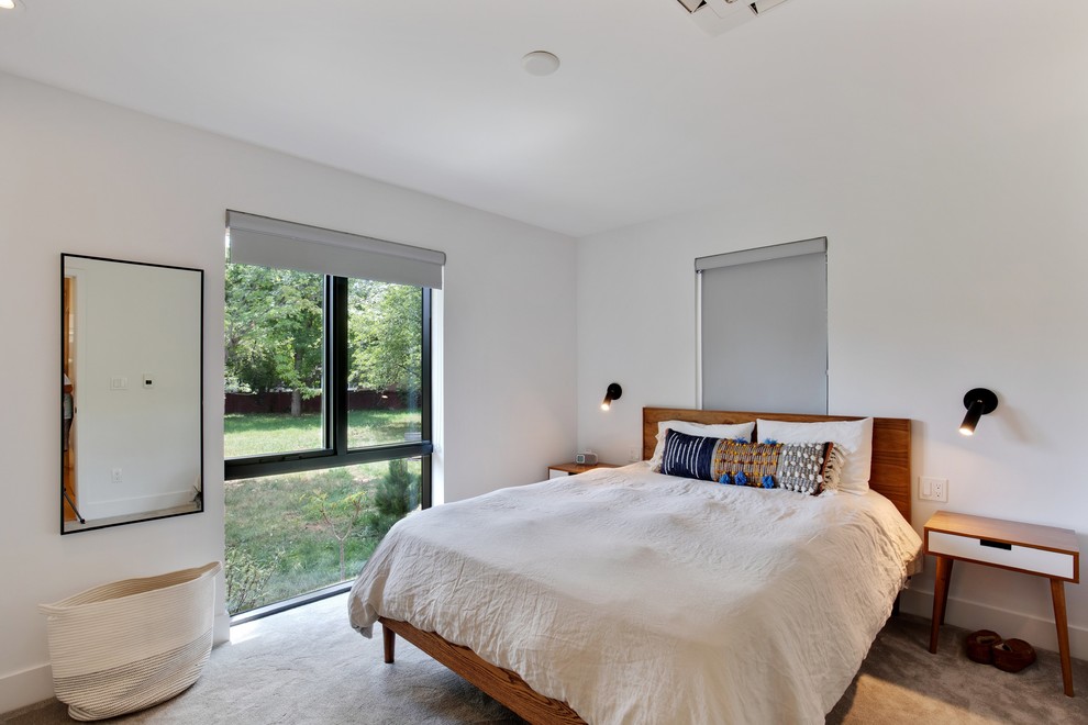 Imagen de dormitorio principal moderno de tamaño medio con paredes blancas, moqueta y suelo beige