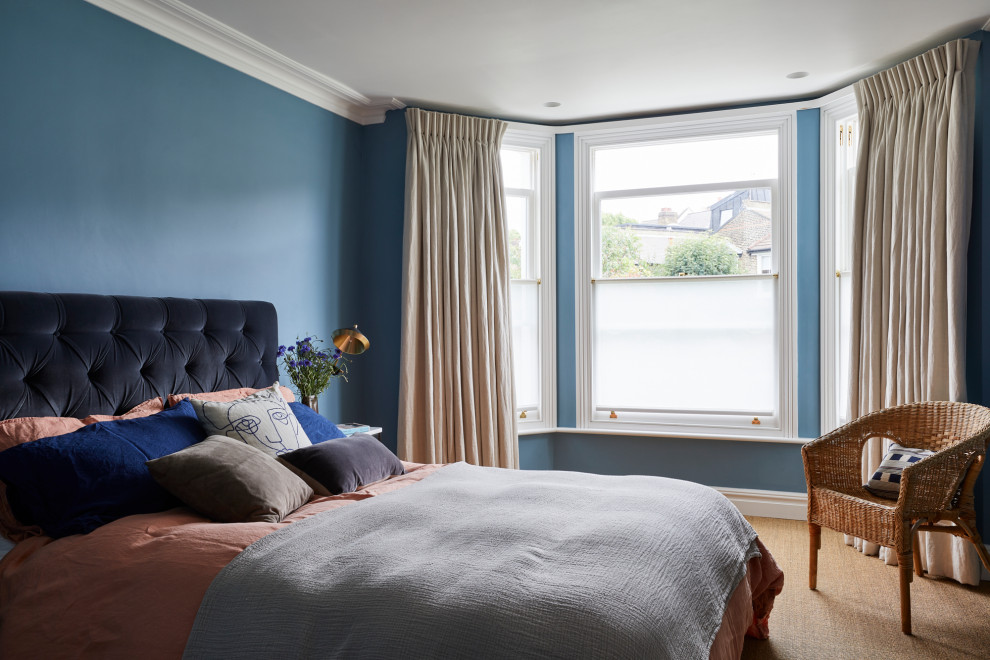 Cette image montre une chambre parentale design avec un mur bleu.