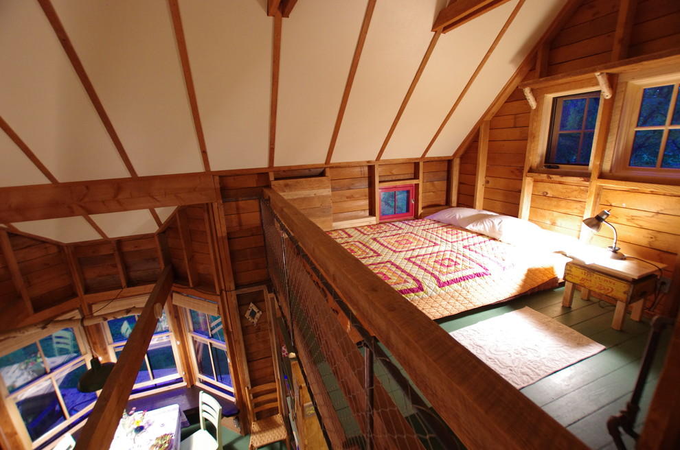 Kleines Uriges Schlafzimmer im Loft-Style mit gebeiztem Holzboden und grünem Boden in Portland Maine