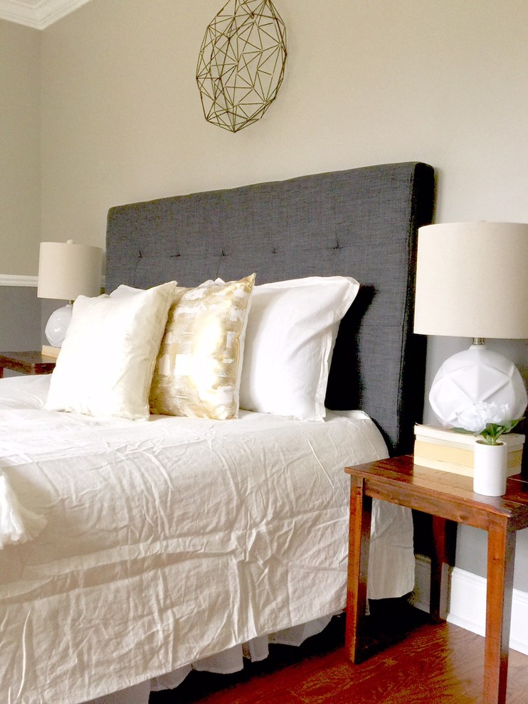 Imagen de dormitorio principal clásico renovado de tamaño medio sin chimenea con paredes beige, suelo de madera en tonos medios y suelo marrón