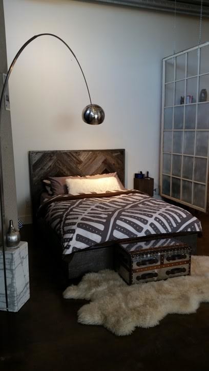 Стильный дизайн: гостевая спальня среднего размера, (комната для гостей) в современном стиле с серыми стенами и темным паркетным полом без камина - последний тренд