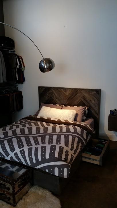 Свежая идея для дизайна: хозяйская спальня среднего размера в стиле рустика с серыми стенами и темным паркетным полом без камина - отличное фото интерьера