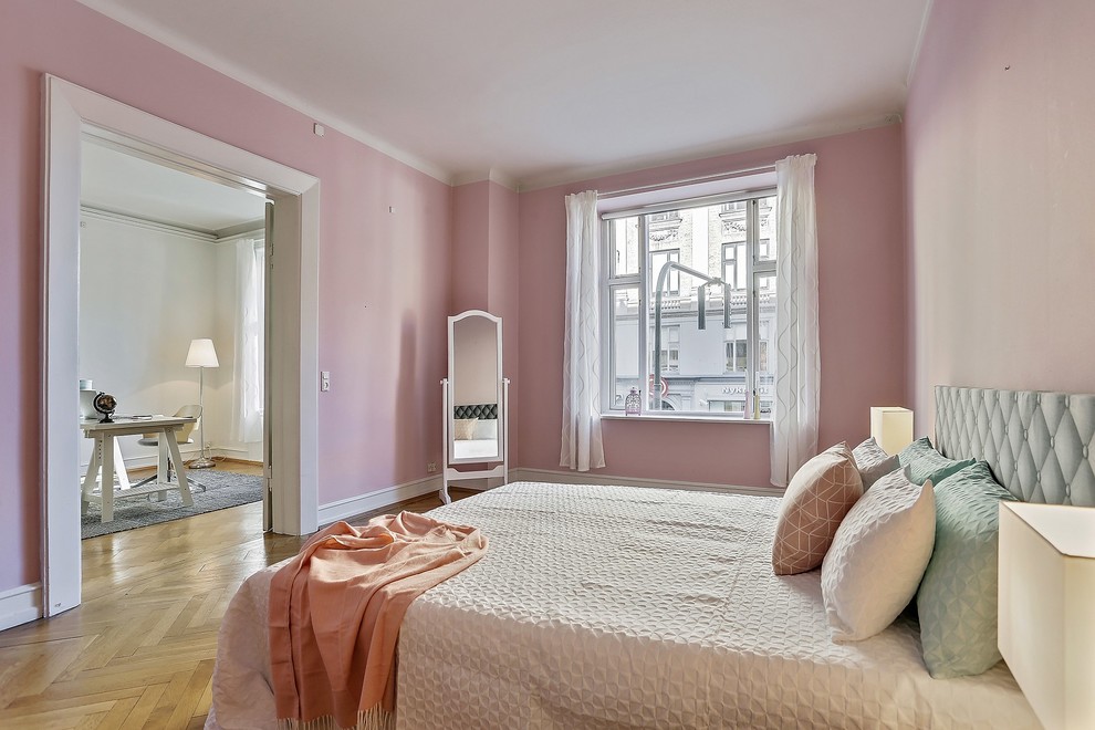 Imagen de dormitorio nórdico de tamaño medio con paredes rosas