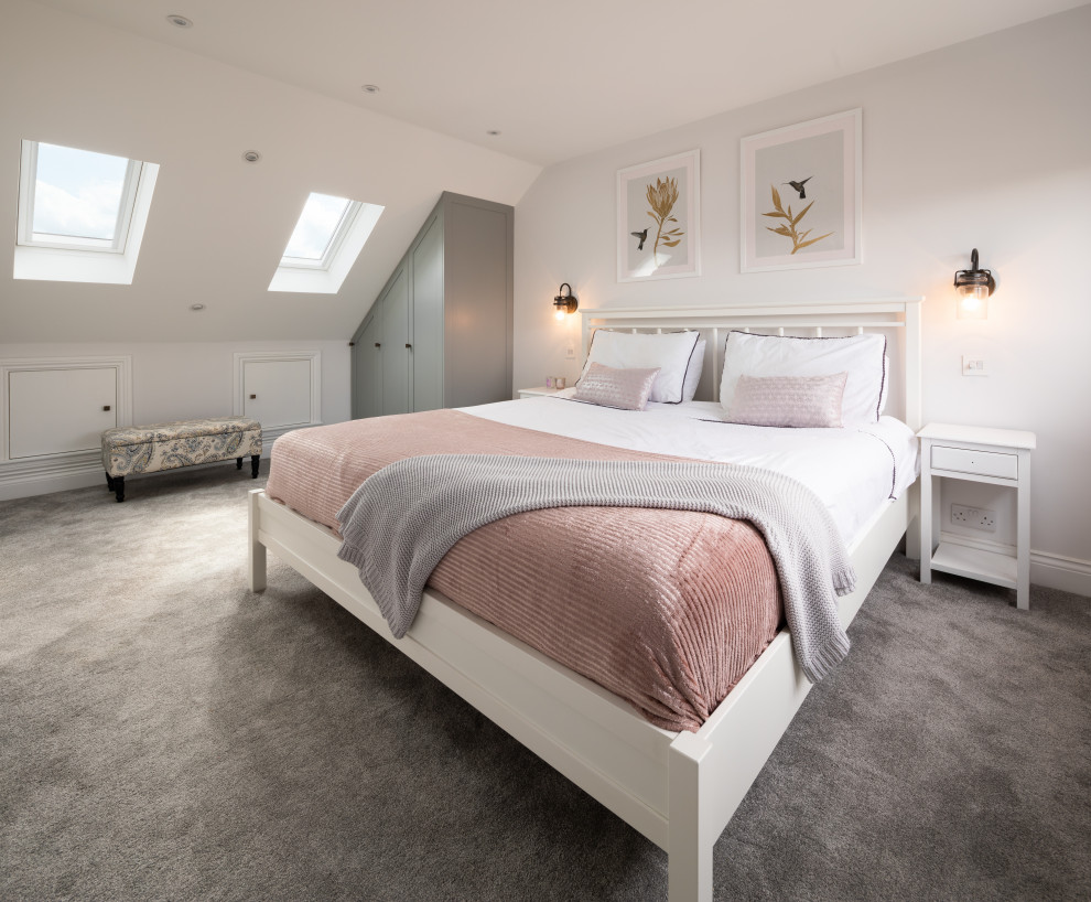 ハートフォードシャーにある広いトランジショナルスタイルのおしゃれな主寝室 (白い壁、コンクリートの床、白い床) のインテリア