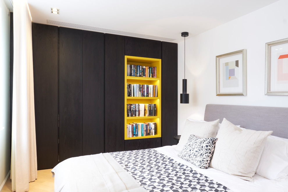 Mittelgroßes Modernes Schlafzimmer ohne Kamin mit weißer Wandfarbe, hellem Holzboden und beigem Boden in London