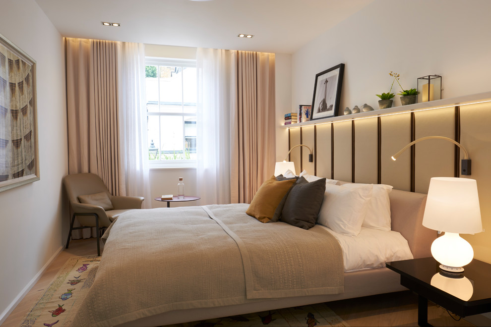 Diseño de dormitorio contemporáneo sin chimenea con paredes blancas y suelo de madera clara