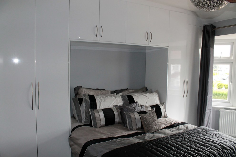 Bild på ett litet funkis gästrum, med vita väggar och heltäckningsmatta