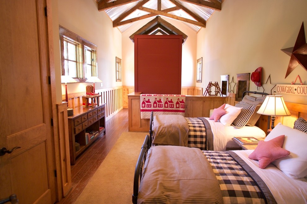 Ispirazione per una grande camera da letto stile loft country con pareti beige e pavimento in legno massello medio