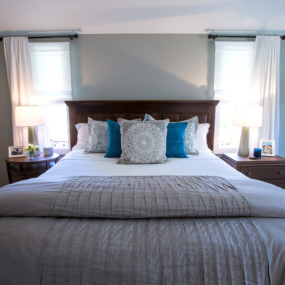 На фото: хозяйская спальня среднего размера в стиле кантри с серыми стенами, ковровым покрытием и серым полом без камина с