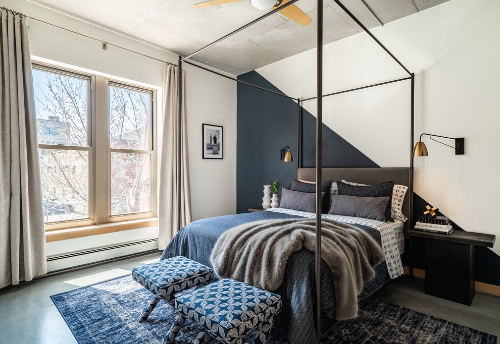 Пример оригинального дизайна: хозяйская спальня среднего размера в современном стиле с разноцветными стенами, бетонным полом и серым полом без камина