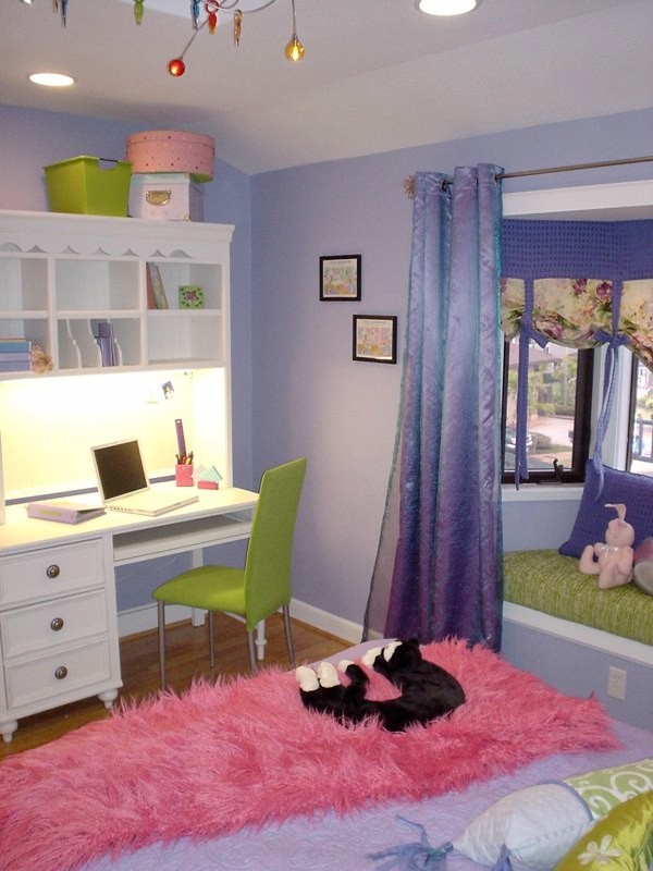 Diseño de dormitorio de tamaño medio con paredes púrpuras y suelo de madera clara