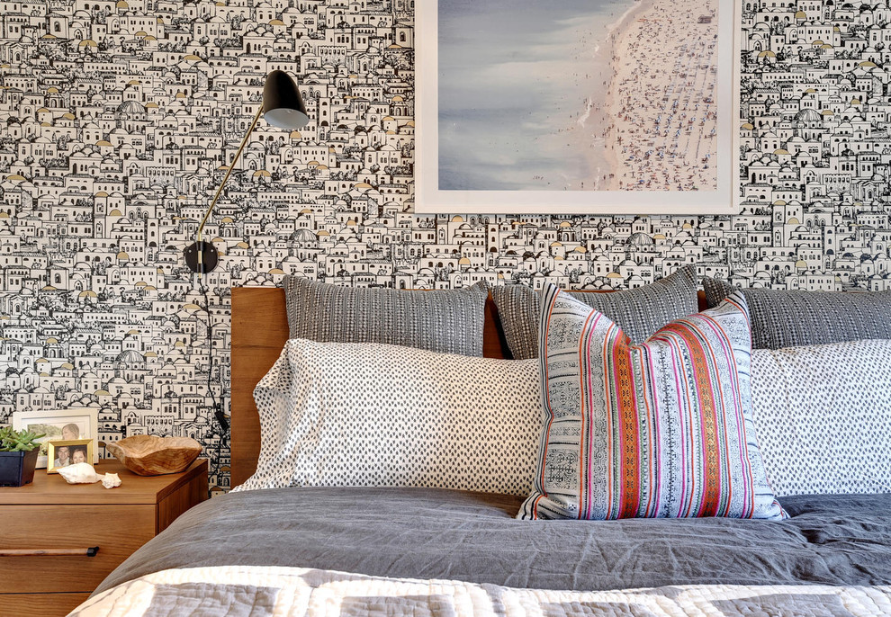Modelo de dormitorio principal minimalista de tamaño medio sin chimenea con suelo de madera clara, paredes multicolor y suelo beige