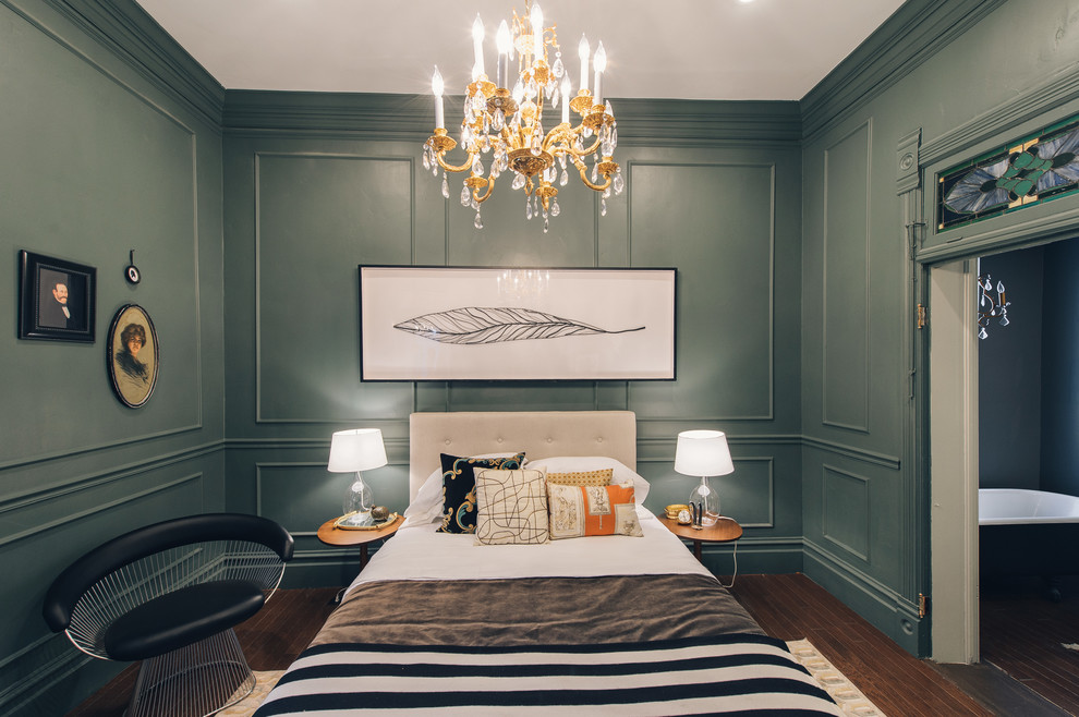 Diseño de dormitorio clásico renovado sin chimenea con paredes verdes y suelo de madera oscura