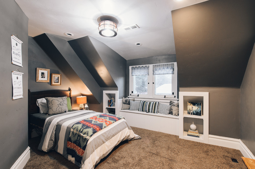 Идея дизайна: гостевая спальня (комната для гостей) в стиле неоклассика (современная классика) с серыми стенами и ковровым покрытием