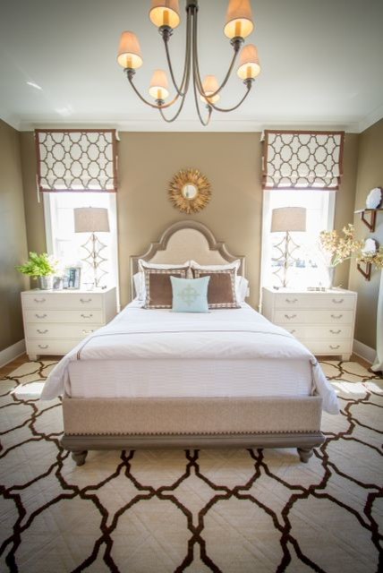 Свежая идея для дизайна: гостевая спальня среднего размера, (комната для гостей) в классическом стиле с коричневыми стенами и паркетным полом среднего тона без камина - отличное фото интерьера