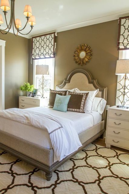 Идея дизайна: хозяйская спальня среднего размера в классическом стиле с коричневыми стенами и паркетным полом среднего тона без камина
