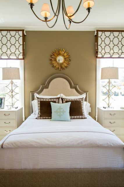 ナッシュビルにある中くらいなトラディショナルスタイルのおしゃれな主寝室 (茶色い壁、無垢フローリング、暖炉なし)