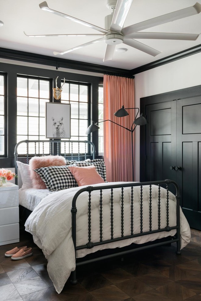 На фото: спальня в стиле неоклассика (современная классика) с белыми стенами, темным паркетным полом и коричневым полом с