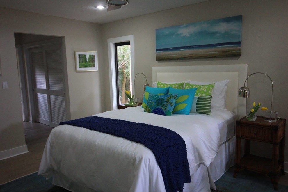 Пример оригинального дизайна: хозяйская спальня в морском стиле с светлым паркетным полом