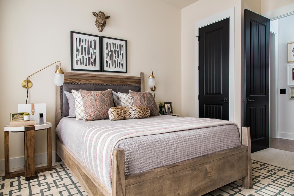 Modelo de dormitorio tradicional renovado con paredes beige, moqueta y suelo beige