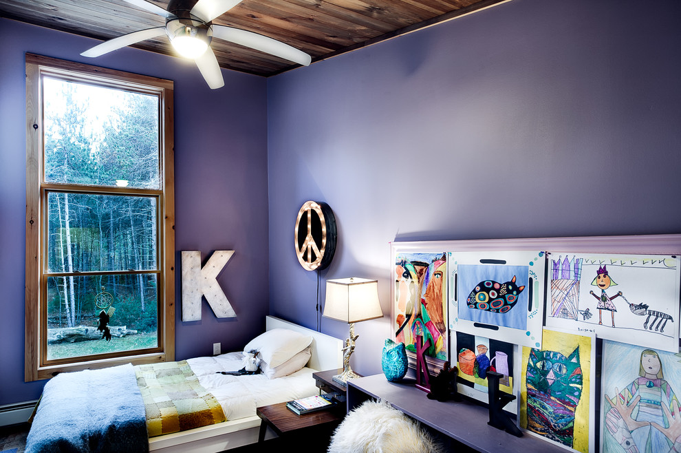 На фото: большая гостевая спальня (комната для гостей) в стиле фьюжн с фиолетовыми стенами, полом из бамбука и коричневым полом