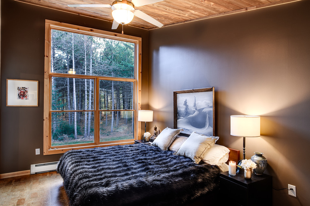 Inspiration pour une chambre parentale chalet de taille moyenne avec parquet en bambou, aucune cheminée, un sol marron et un mur gris.