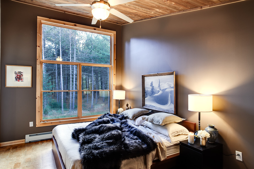 Источник вдохновения для домашнего уюта: большая хозяйская спальня в стиле рустика с коричневыми стенами, полом из бамбука и коричневым полом без камина