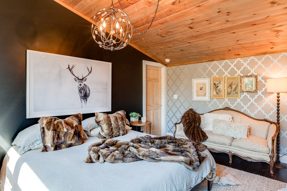 Свежая идея для дизайна: большая гостевая спальня (комната для гостей) в стиле рустика с черными стенами, полом из бамбука и коричневым полом - отличное фото интерьера