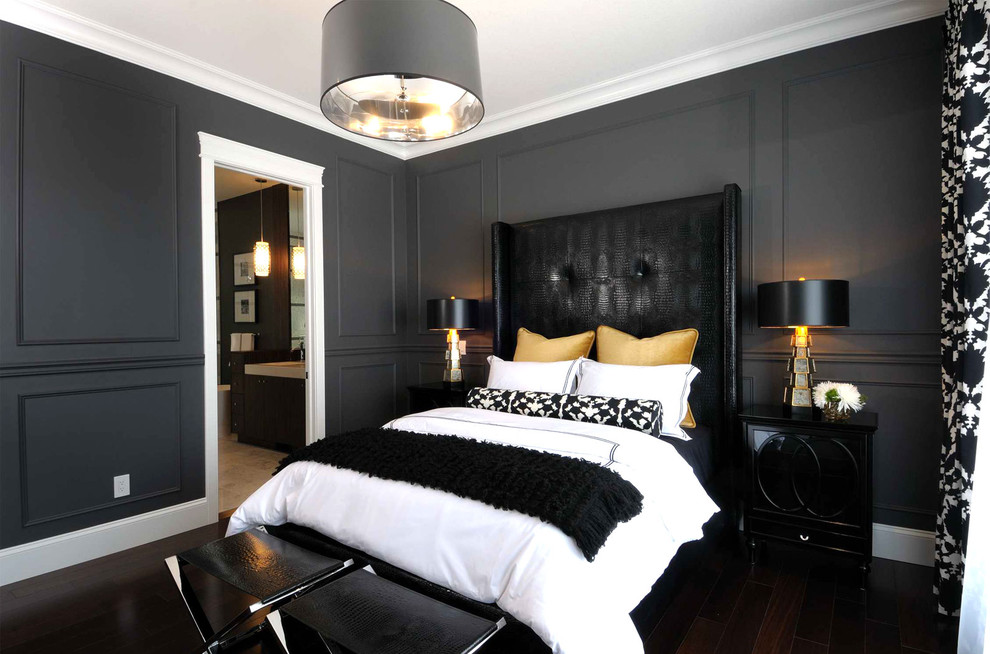 Exemple d'une chambre tendance avec un mur noir.