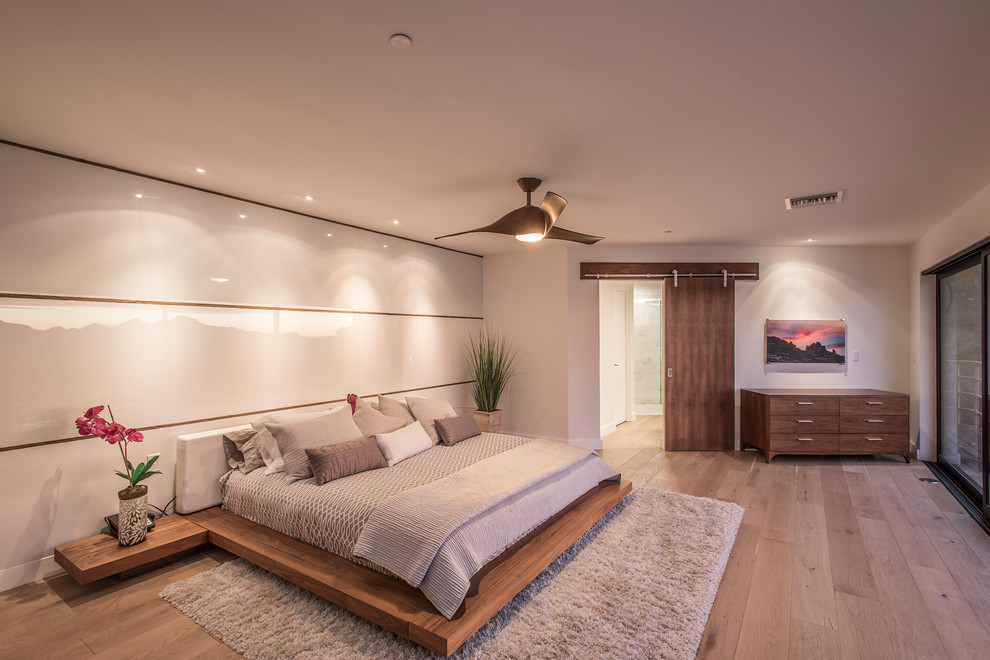 Design ideas for a contemporary bedroom in Barcelona.