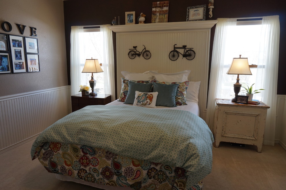 Ejemplo de dormitorio principal tradicional grande con paredes multicolor, moqueta y suelo beige